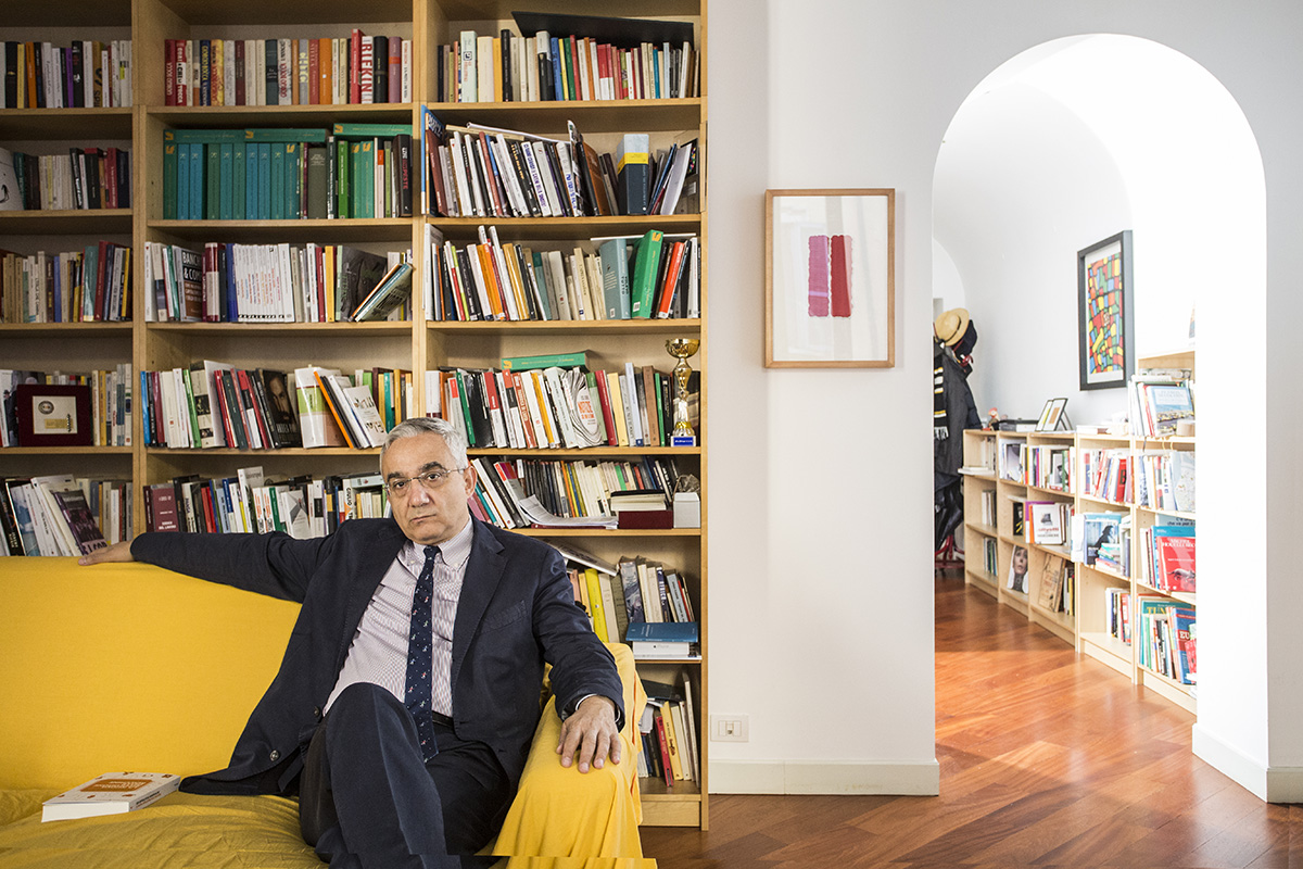 Ritratto al giornalista Dario Di Vico nella sua casa di Milano per il progetto Design senza Designer